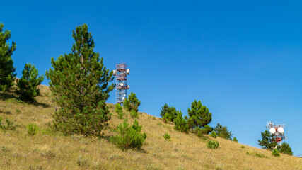 Obraz premium Antenne e tralicci in montagna