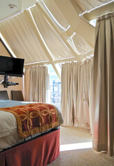 Schlafzimmer in Luxuskabine auf Kreuzfahrtschiff - Bedroom with double King or Queen bed and white...