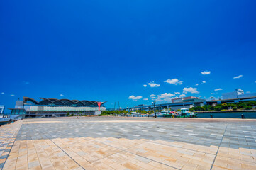 夏の青空と博多港の眺め【福岡市】