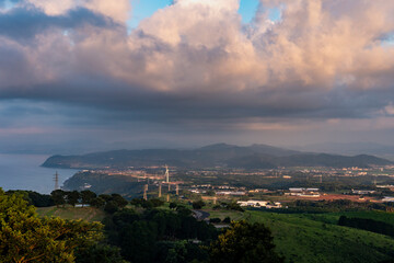 Fototapeta premium 長崎県雲仙市 朝焼けの牧場の里あづま