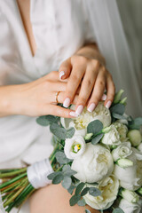 Obraz na płótnie Canvas hands of bride with flowers