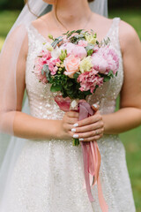 Obraz na płótnie Canvas bride holding a bouquet of flowers