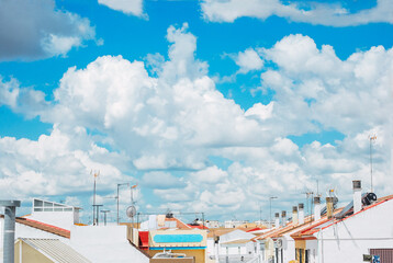 Casas blancas con un cielo nublado