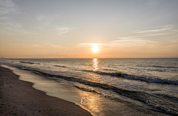 Fototapeta na wymiar Sunrise over the Ocean at the beach