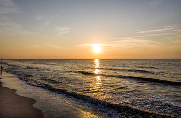 Obraz premium Sunrise over the Ocean at the beach