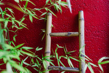 Bambus Leiter an roter Wand