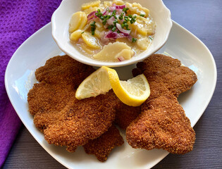 Classic dish, deep fried chicken livers with potato salad and sauce tartare. The potato salad is served with red onions and chives.