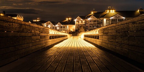 Beleuchtete Seebrücke von Heiligenhafen bei Mondlicht