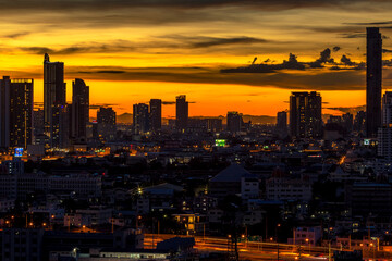 Fototapeta premium panoramic high-angle evening background of the city view,with natural beauty and blurred sunsets in the evening and the wind blowing all the time,showing the distribution of city center accommodation