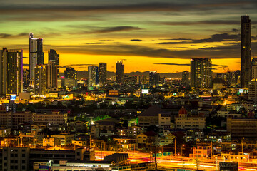 Fototapeta premium panoramic high-angle evening background of the city view,with natural beauty and blurred sunsets in the evening and the wind blowing all the time,showing the distribution of city center accommodation