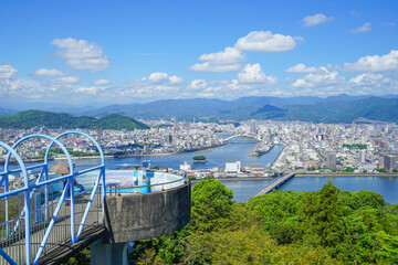 五台山展望台と眼下に広がる高知の市街地