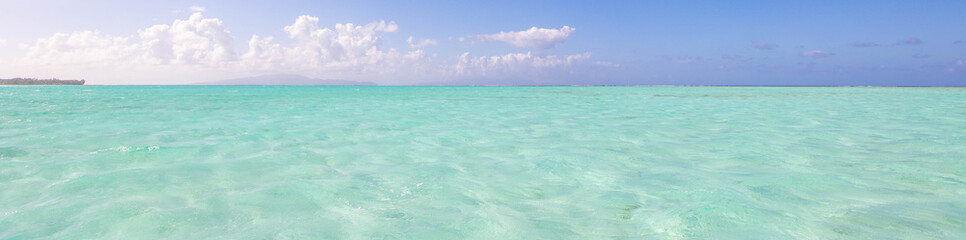 Fototapeta na wymiar Beautiful turquoise water under a vibrant blue sky on a tropical island vacation
