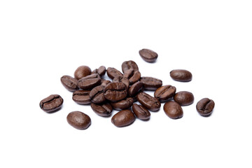Obraz premium Roasted coffee beans isolated on white background