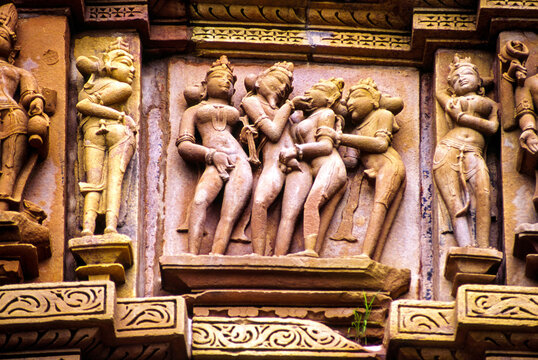 Relieve erotico en el templo Devi Jagadambi(s.X-XI). Khajuraho.Madhya Pradesh. India. Asia.