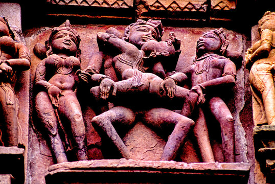 Mithuna, relieve erotico en el templo de Kandariya Mahadeva(s.XI). Khajuraho.Madhya Pradesh. India. Asia.