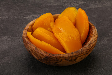 Sweet mango slices in syrop