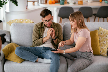 Obraz premium Boyfriend and girlfriend are arguing on the couch. Angry woman is yelling at her boyfriend.