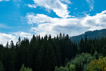 Berglandschaft mit Wolken am Himmel