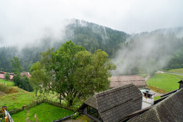 Berglandschaft mit Wolken am Himmel und Nebelschwaden