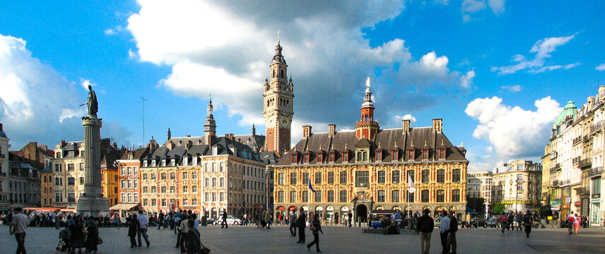 Lille (France) - Grand place	avec Vieille bourse et beffroi