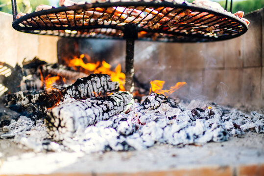 Detail of how wood burns when preparing a barbecue.