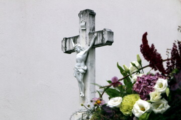 Kruzifix an einem christlichen Friedhof in Österreich, Religion, Tod, Auferstehung, Karfreitag,...