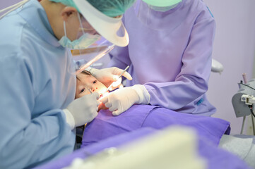 Obraz na płótnie Canvas dentist examining and treatment girl child teeth in dental clinic service