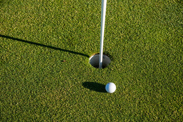 Golfrasen mit Loch und Ball