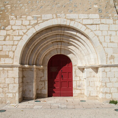 Portail d'entrée de l'église de Saint-Maurice d'Ibie (Ardèche)