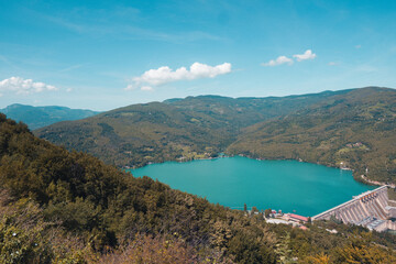 Obraz premium Top view of river Drina and artificial Lake Perucac, between towns of Višegrad in Bosnia and Hercegovina and Bajina Bašta in Serbia.A calm lake on a sunny summers day