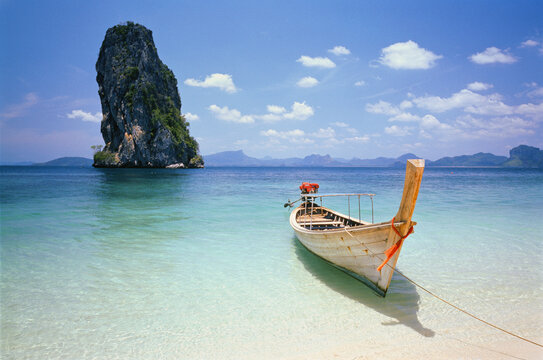 Traditional boat on the spectacular coast of Krabi. Thailand