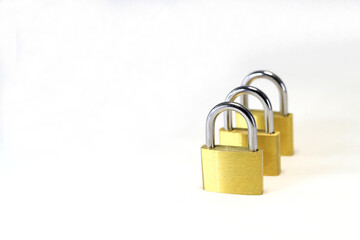 Naklejka premium 白い背景にある３つの安全な南京錠