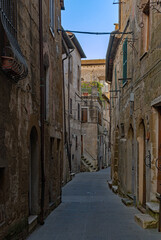 Schmale Gasse in der Altstadt von Pitigliano in der Toskana in Italien 