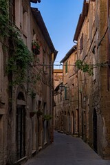 Fototapeta na wymiar Enge Gasse in der Altstadt von Pitigliano in der Toskana in Italien 