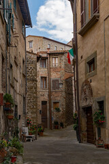 Leere Straße in der Altstadt von Anghiari in der Toskana in Italien 