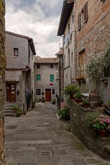 Schmale Gasse in der Altstadt von Anghiari in der Toskana in Italien 
