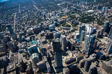 Obraz premium Lotnicze centrum miasta Toronto krajobraz. Wieżowce, ulice i parki, Toronto, Ontario / Kanada - 08.08.2020