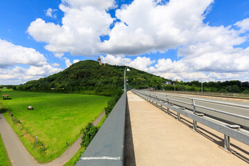 Weserradweg in der Porta Westfalica mit Blick auf das Kaiser-Wilhelm-Denkmal