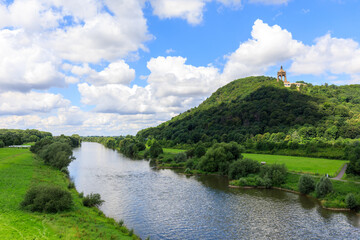 Obraz premium Kaiser-Wilhelm-Denkmal und Weser in der Porta Westfalica