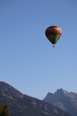 Fototapeta na wymiar Hot air balloon in between two mountains. 