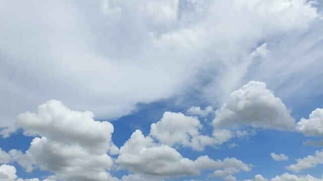 大きな雨雲が移動するところです。不安定ですが、晴れてきました。青空の背景素材。タイムラプス動画
