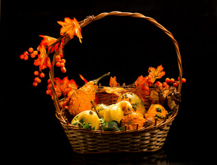 jesienny koszyk z dyniami