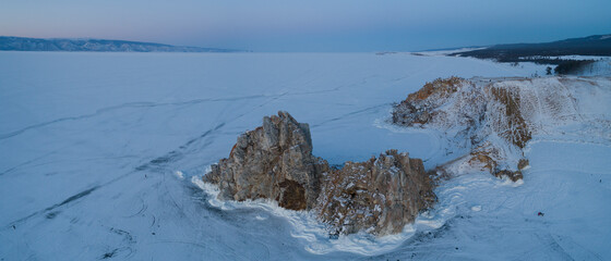 Fototapeta na wymiar pueblo de kuzhir desde punto de vista de drone, congelado .