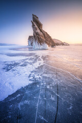 Amanecer sobre el hielo y sus texturas en el lago baikal.