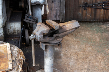 metal mechanisms and units for artistic metal forging