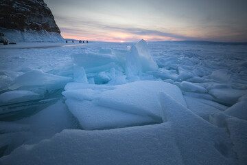 Amanecer sobre el hielo y sus texturas en el lago baikal.