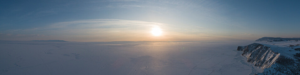 Fototapeta na wymiar amanecer en el lago baikal congelado a vista de drone