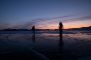 Fototapeta na wymiar Circulos de fuego sobre el lago Baikal