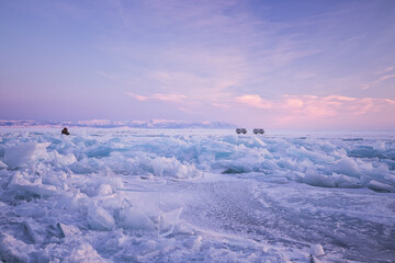 Amanecer sobre el hielo cristalino del lago Baikal