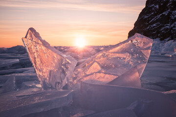 Amanecer sobre el hielo cristalino del lago Baikal